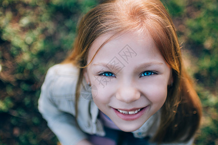 蓝眼睛的小女孩享受人脸孩子童年幸福孩子们水平微笑快乐乐趣背景图片