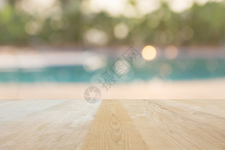 模糊游泳池背景的空白区域或空间表顶部背景图片