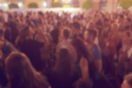 在户外夏季晚会聚会上无法认出的青年人群派对音乐会社会乐趣团体节日娱乐背景图片
