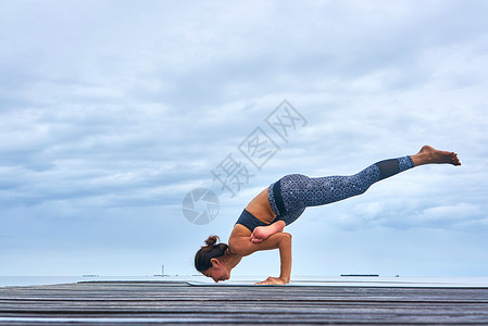 站立瑜伽瑜伽普拉冥想肌肉运动装三角形活动享受运动锻炼训练女性背景