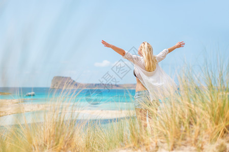 自由快乐的女子在节日中享受阳光女孩天空幸福旅行衬衫生活假期喜悦冥想太阳温暖的高清图片素材