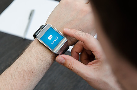 手表上新促销与智能电话连接的智能手表上新的电子邮件通知讨论工具展示手机互联网屏幕小时电子通讯器邮件背景