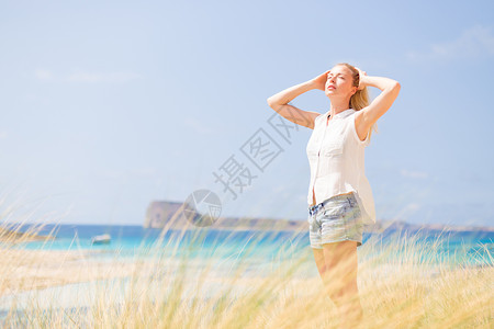 自由快乐的女子在节日中享受阳光幸福沙丘旅行喜悦生活头发衬衫冥想天空海滩女性高清图片素材