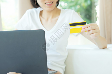 带笔记本电脑和信用卡的互联网购物女性概念卡片高清图片素材