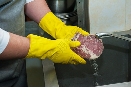 手抓牛肉清洗和清洁肉类打扫动物饮食工作烹饪牛扒女性植物女士房子背景