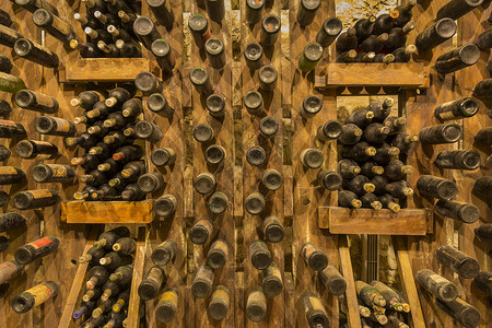 许多葡萄酒瓶仓库博物馆库存金库瓶子玻璃网络架子蜘蛛地窖背景图片