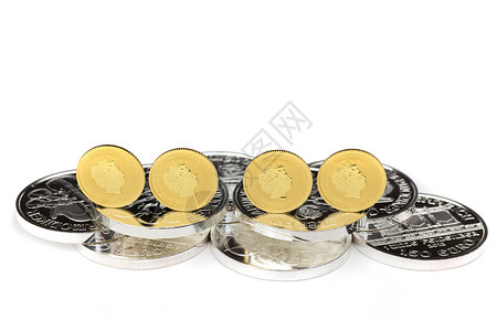 通胀站在银硬币上的金币背景