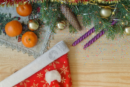 圣诞节和新年节日奖章风格蜡烛金子木板乡村物体纸屑松树松果装饰老的高清图片素材