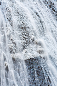 福罗达瀑布的雪场景叶子瀑布植物岩石飞溅绿色流动白色高清图片