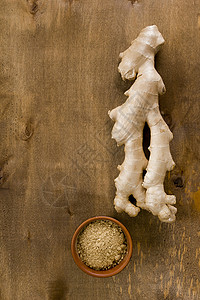 新鲜和土生姜根香料地面烹饪蔬菜粉状粉末黏土美食磨碎桌子食物背景图片