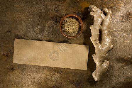 新鲜和土生姜根香料根茎桌子蔬菜美食粉末地面粉状磨碎块茎黏土背景