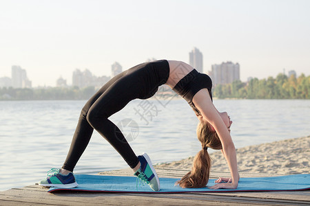 柔软健身女孩在弧桥瑜伽锻炼场伸展背景图片