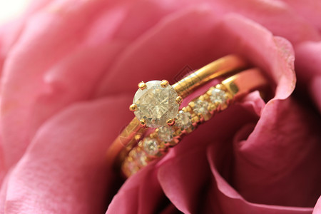 黄金钻石婚礼套装奢华环境石头珠宝戒指玫瑰金子钻石婚姻婚戒背景