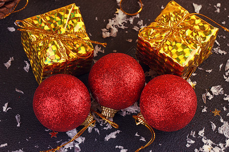 圣诞装饰礼品盒 球礼物锥体反射星星玻璃风格庆典金子盒子枝条背景图片