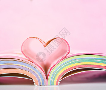 在美丽的背景下 书页上的心臟高清图片