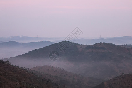 阿尔加维清晨的福吉山丘薄雾风景山峰阴霾地平线灰色阴影情绪丘陵阳光背景