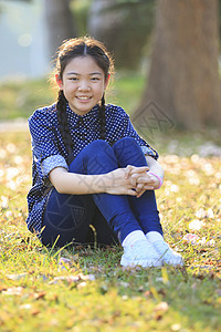 12岁的泰国女孩坐在花园田地上 微笑着的笑脸头发幸福场地女士花园孩子皮肤身体牙齿青少年女性高清图片素材