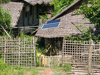 带太阳能电池板的稻草房背景图片