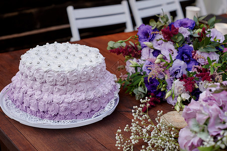 紫色两层蛋糕环境康乃馨高清图片