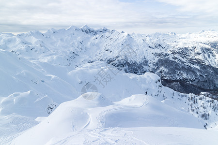 越野滑雪者阿尔卑斯山景观高清图片