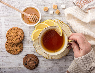 女人喝柠檬茶衬衫女性桌子饮食早餐女士咖啡食物柠檬营养快乐的高清图片素材