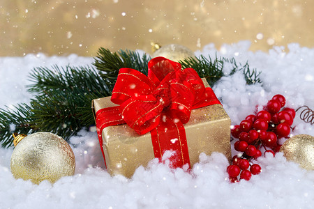 红色装饰丝带圣诞金礼品盒降雪金子销售礼物盒子假期文化季节雪花展示背景