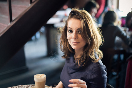 美丽的女孩的肖像女性咖啡蛋糕奶油杯子成人早餐咖啡店头发饮料白色的高清图片素材