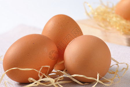 褐蛋蛋壳餐垫亚麻餐巾食物背景图片