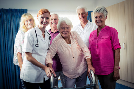 医养结合素材一组有护士的养恤金领取者的肖像手机退休女性男人团体帮助岁月老年医学男性背景