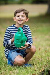 拿着水壶的男孩男孩拿着水罐子背景
