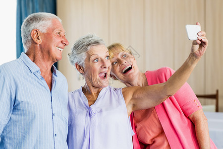 老年人自拍桌子退休卫生男性照片快乐人员老年庇护所诊所背景图片