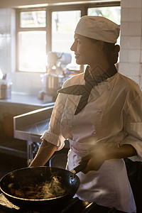 厨师在炉灶做饭酒店职业厨具食物制服厨房油炸服务台面快乐工人高清图片素材