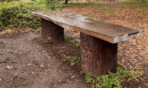 碎石木板野餐桌高清图片