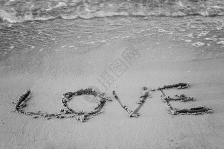 海洋信息写在沙滩上的字和他的爱洗涤波浪黑色和白色婚礼海洋体重热带海浪绘画旅行假期问候语蜜月背景
