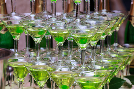 庆典鸡尾酒杯香槟杯的金字塔派对饮料酒精反射纪念日婚礼宴会器皿服务酒吧背景