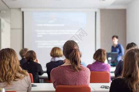 女性在大学的讲堂上做演讲观众训练教程课程作坊学院推介会商业会议讲话背景图片