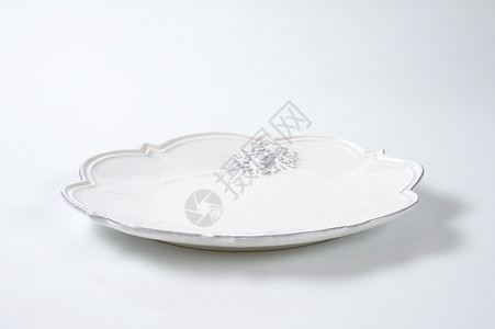 白栓子陶瓷板陶瓷餐具制品盘子白色浮雕陶器古董边缘高清图片