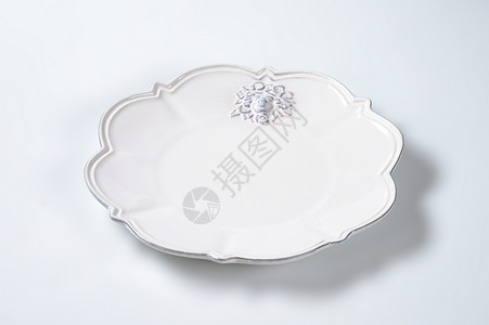 白栓子陶瓷板陶瓷陶器餐具古董盘子制品白色浮雕边缘高清图片