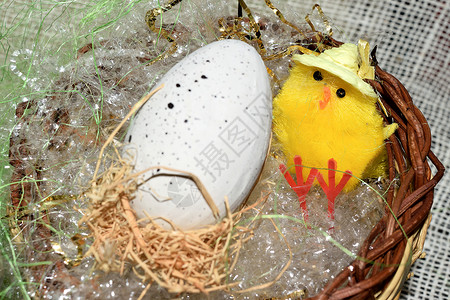 鸡蛋装饰在篮子里假期巧克力丝带玩具白色黄色插图季节性小鸡庆典背景图片