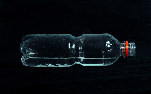 黑色塑料瓶黑底有水的塑料瓶;背景