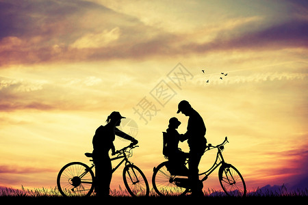 日落时骑自行车的家庭高清图片