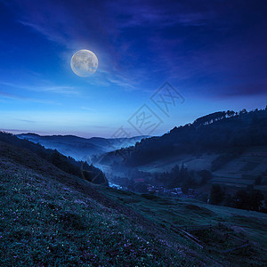 月亮谷夜间山村的寒雾背景