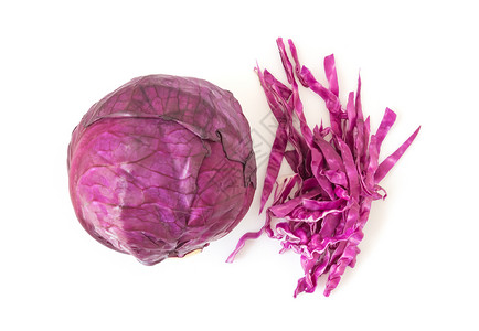 紫色甜菜头切片白色背景上新鲜的紫甘蓝片植物沙拉营养健康饮食食物叶子紫色蔬菜农业背景