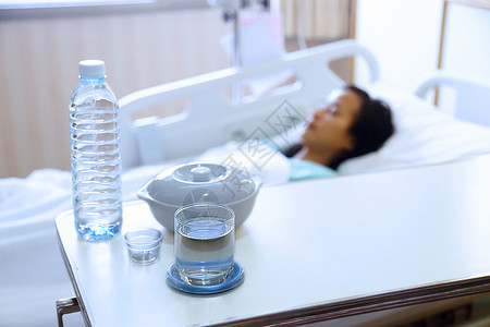 病人在床上用药和水睡着时被冷冻地抓住药物女性发烧医院温度流感女士女孩小憩毯子关心高清图片素材