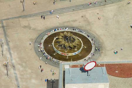 人往高处走柏林公共广场空中视图中心天际正方形建筑学城市店铺全景景观天线交通背景
