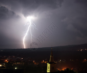 闪电天气风暴危险暴雨城市天空释放霹雳火焰活力背景图片