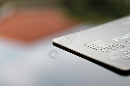 办公桌桌上的信用卡卡片支付生长技术保险订金银行塑料财富协议抵押高清图片素材