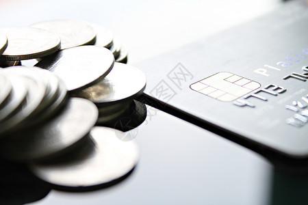 办公桌桌上的信用卡和硬币店铺卡片成功贷款工作债务安全支付商业协议生长高清图片素材