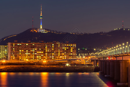 Dongjak桥和韩国首尔夜间首尔塔背景图片