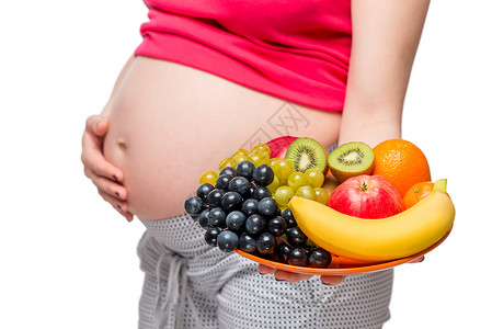 一盘水果 放在一个怀孕的母猪肚子的底皮上盘子高清图片素材